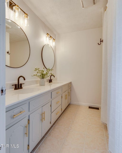 Photo #18: 231 Rivergate Manor