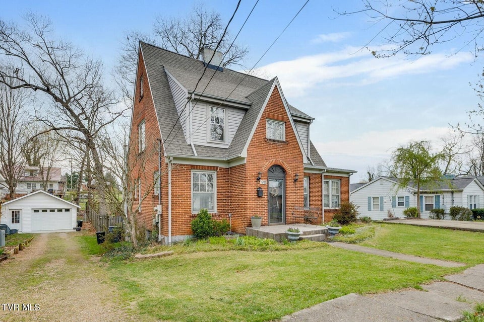 Photo #2: 911 Georgia Avenue