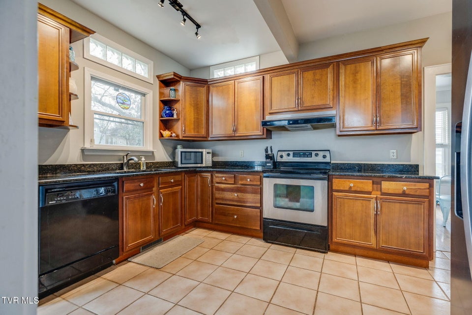 Photo #19: 911 Georgia Avenue