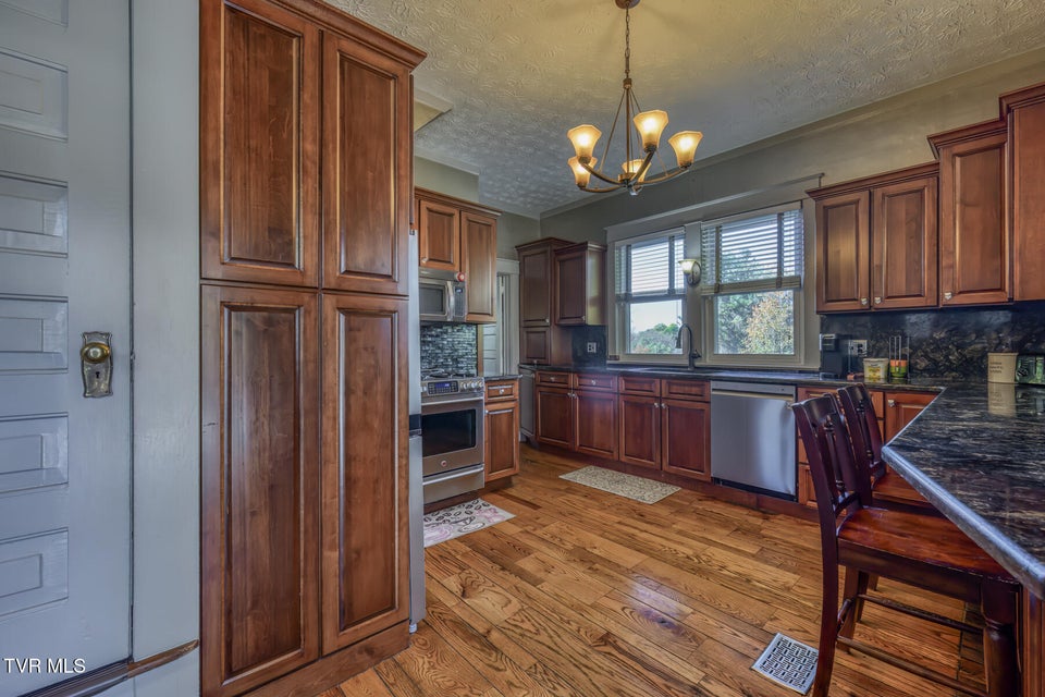 Photo #6: 1505 Lakeview Drive