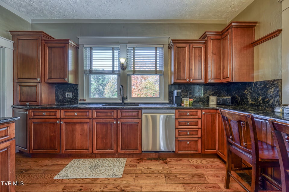 Photo #8: 1505 Lakeview Drive