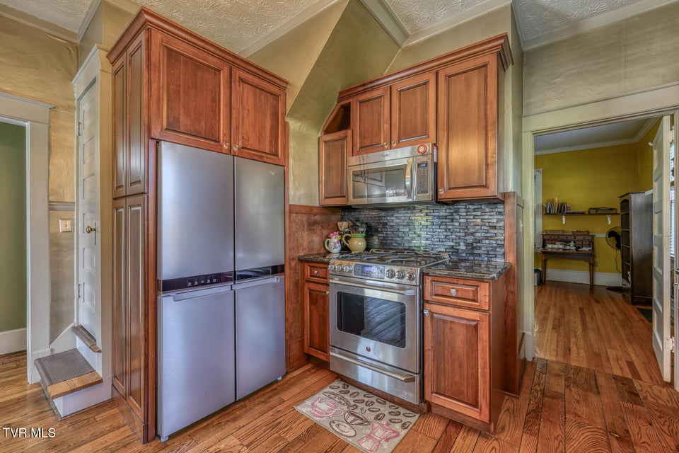 Photo #9: 1505 Lakeview Drive