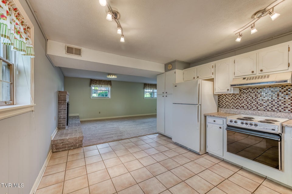 Photo #41: 908 Meadow Lane