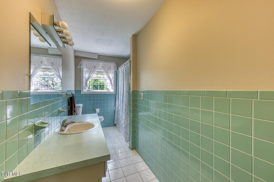 Photo #44: 908 Meadow Lane