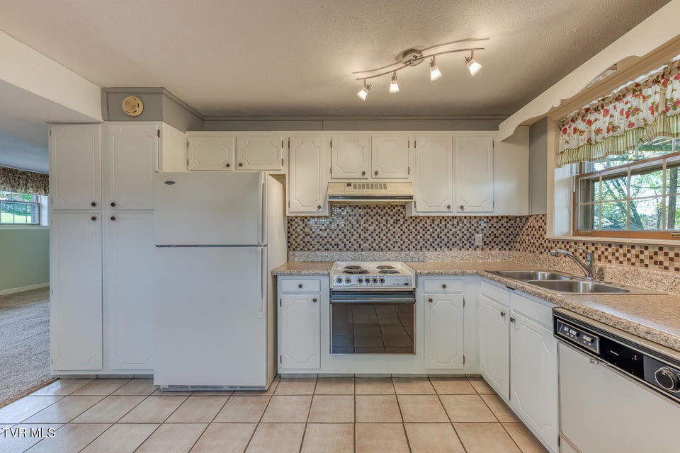 Photo #39: 908 Meadow Lane