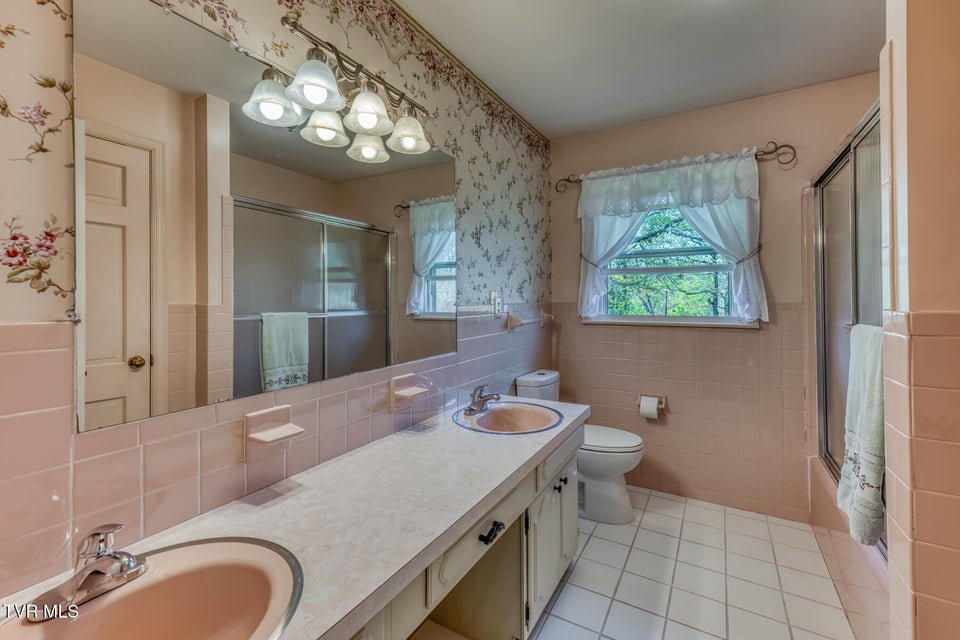 Photo #32: 908 Meadow Lane