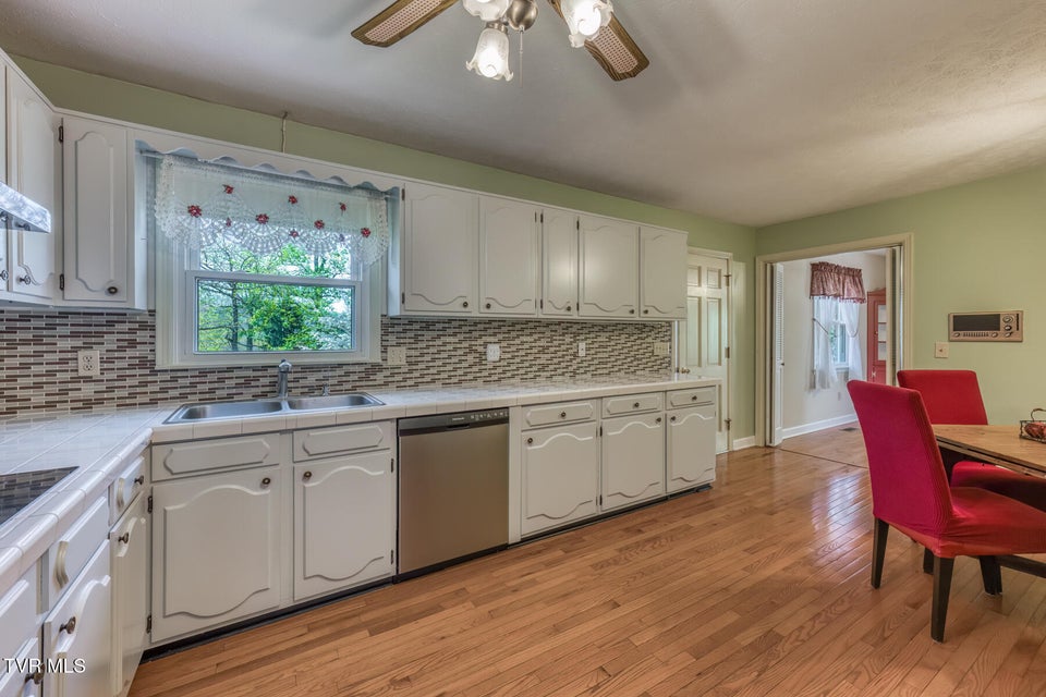 Photo #21: 908 Meadow Lane