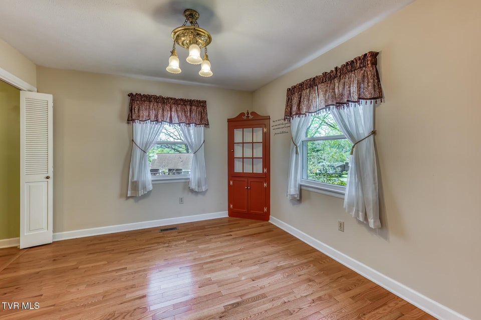 Photo #18: 908 Meadow Lane