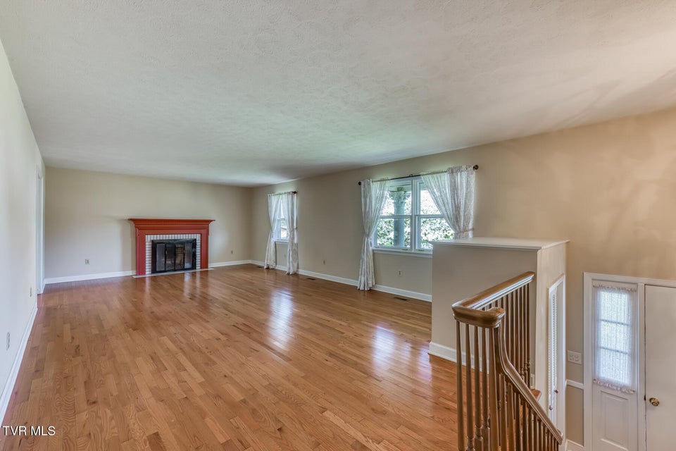 Photo #13: 908 Meadow Lane