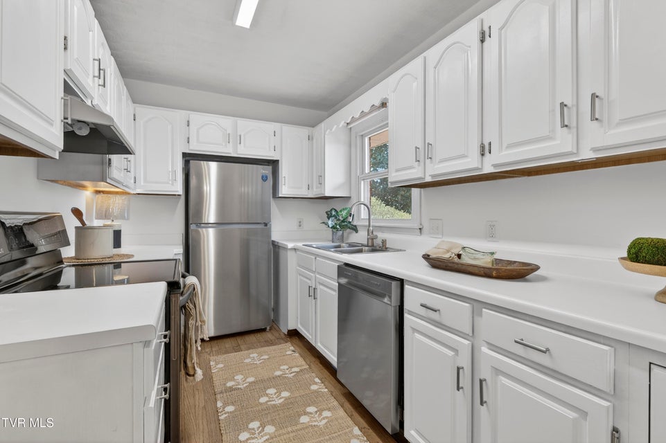 Photo #16: 882 Panacella Drive