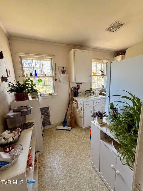 Photo #33: 1507 Baxter Street