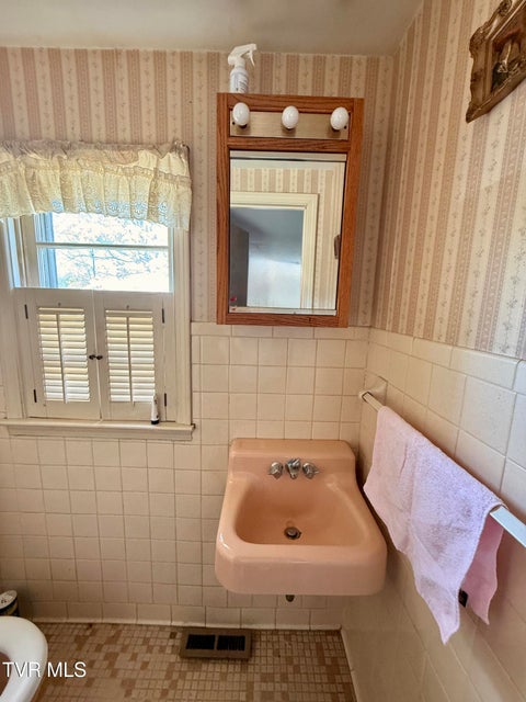 Photo #35: 1507 Baxter Street