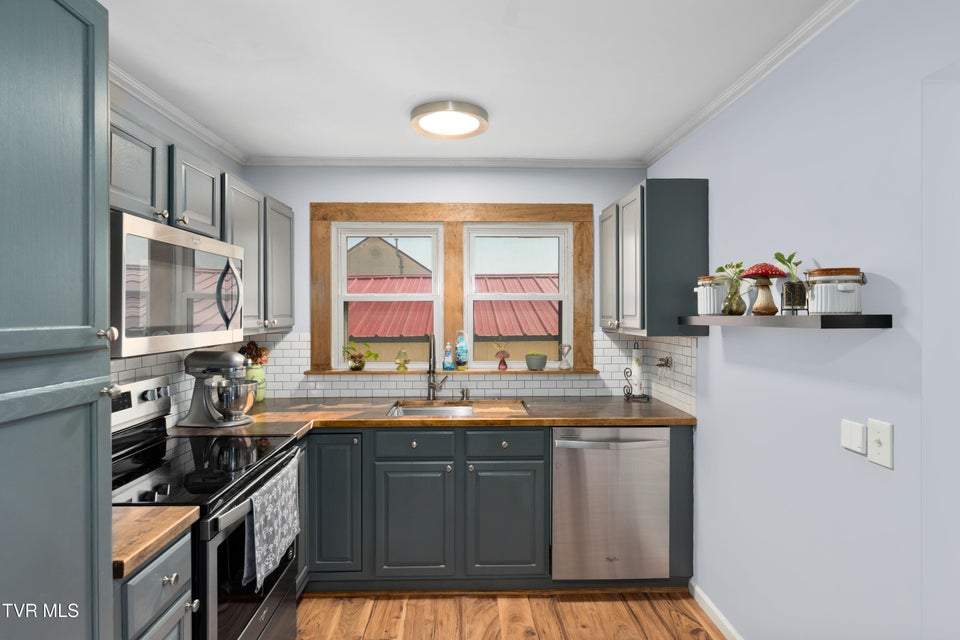 Photo #30: 137 Mary Street