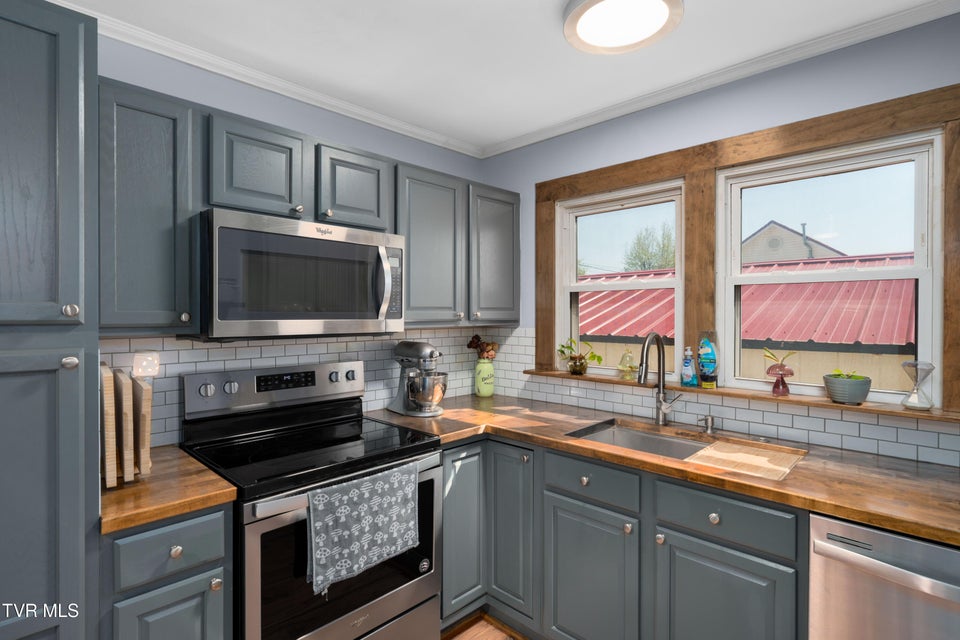 Photo #31: 137 Mary Street