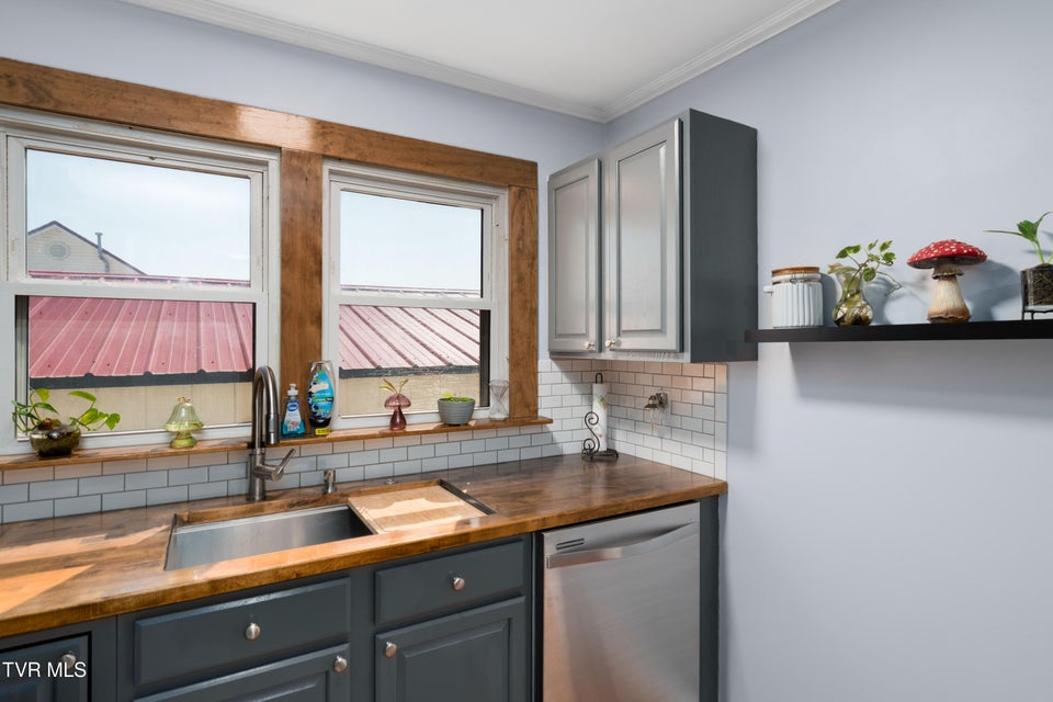 Photo #32: 137 Mary Street