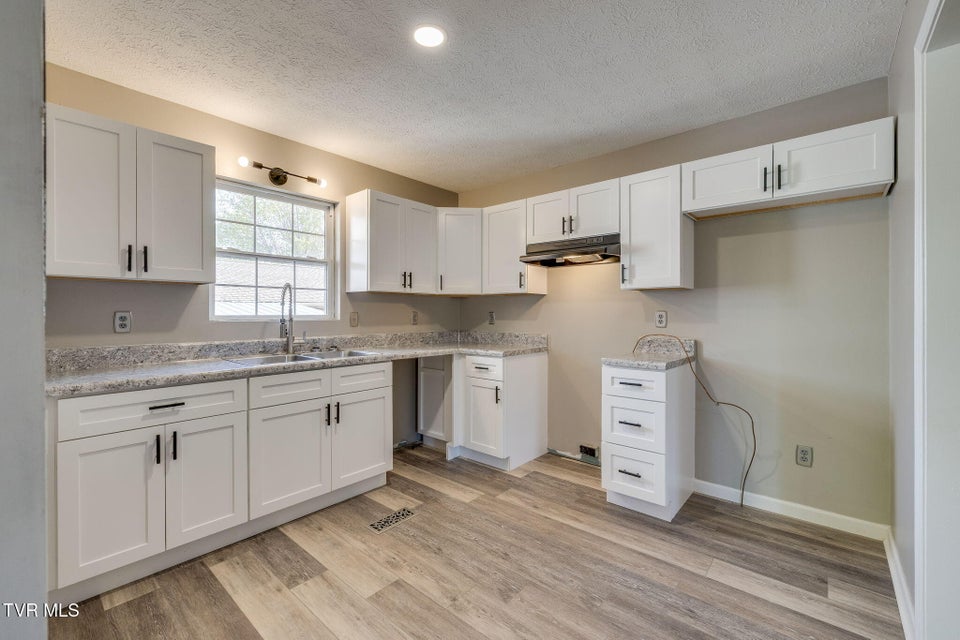 Photo #8: 600 Roan Street