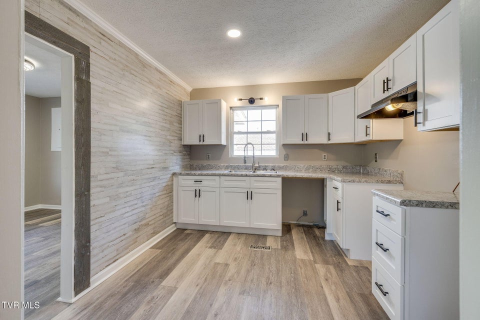 Photo #7: 600 Roan Street