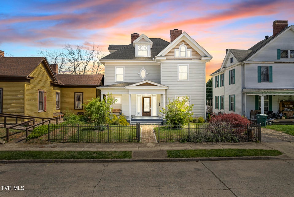 Photo #2: 237 Solar Street