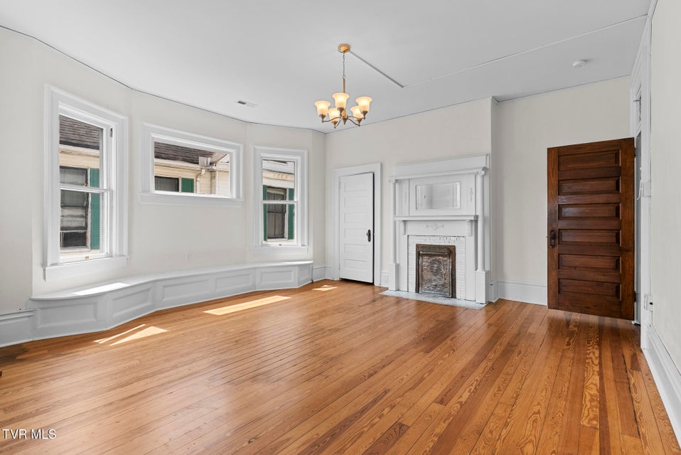 Photo #25: 237 Solar Street