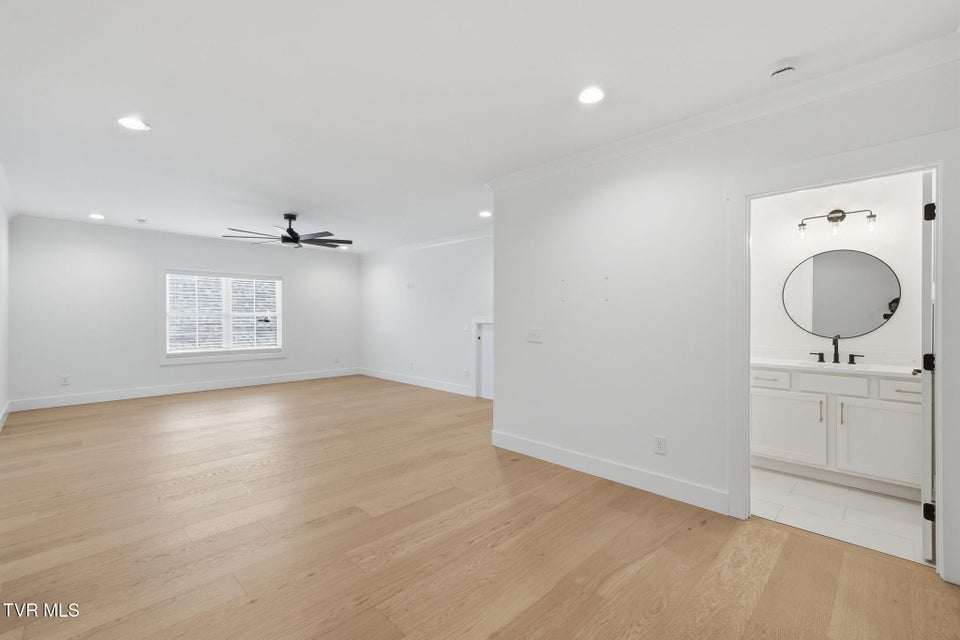 Photo #33: 115 Station Way