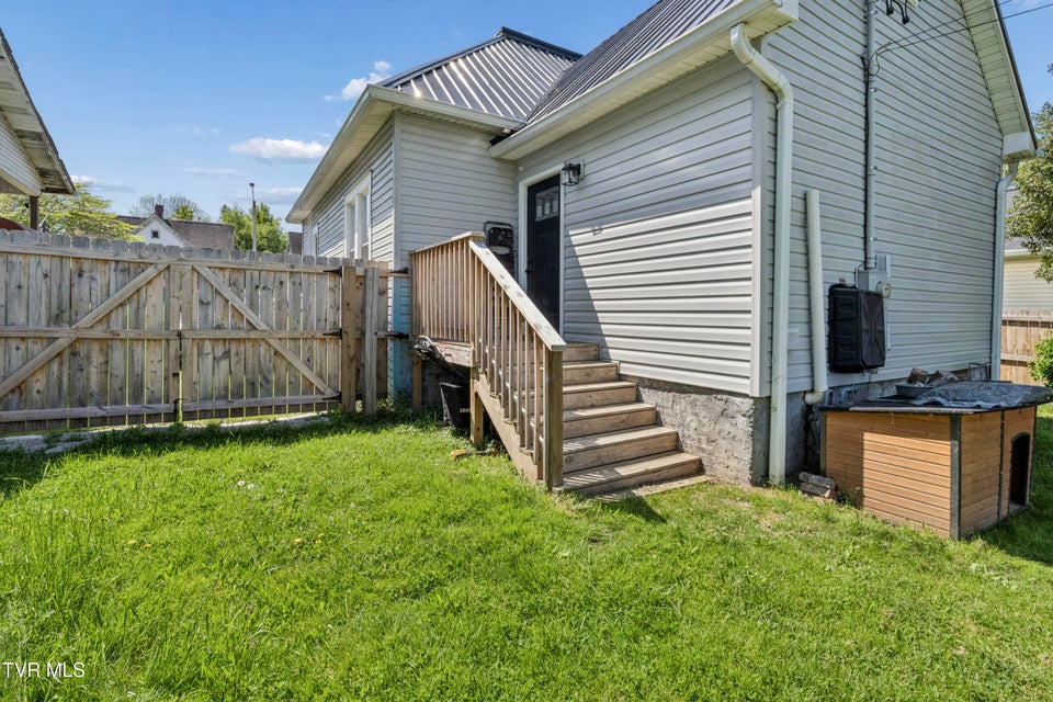 Photo #32: 424 Hamilton Street