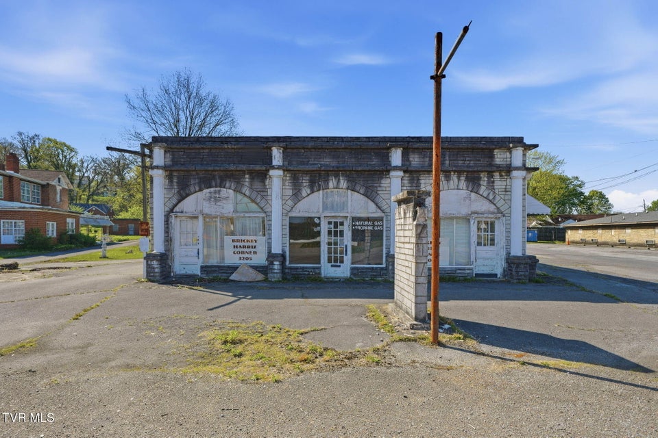 Photo #6: 3209 Memorial Boulevard