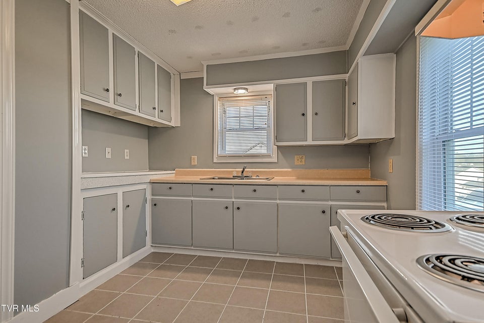 Photo #25: 1408 College Street