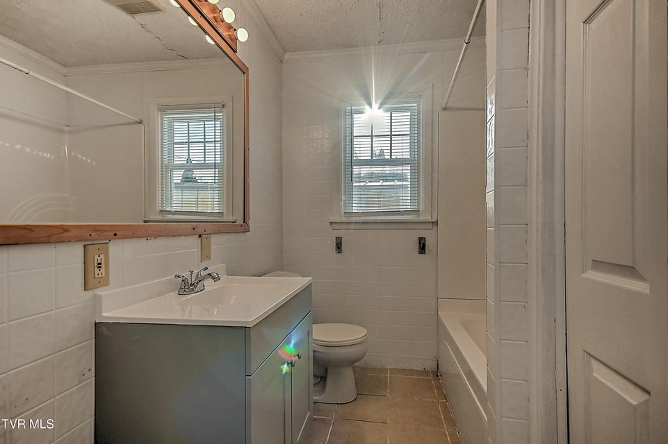 Photo #28: 1408 College Street