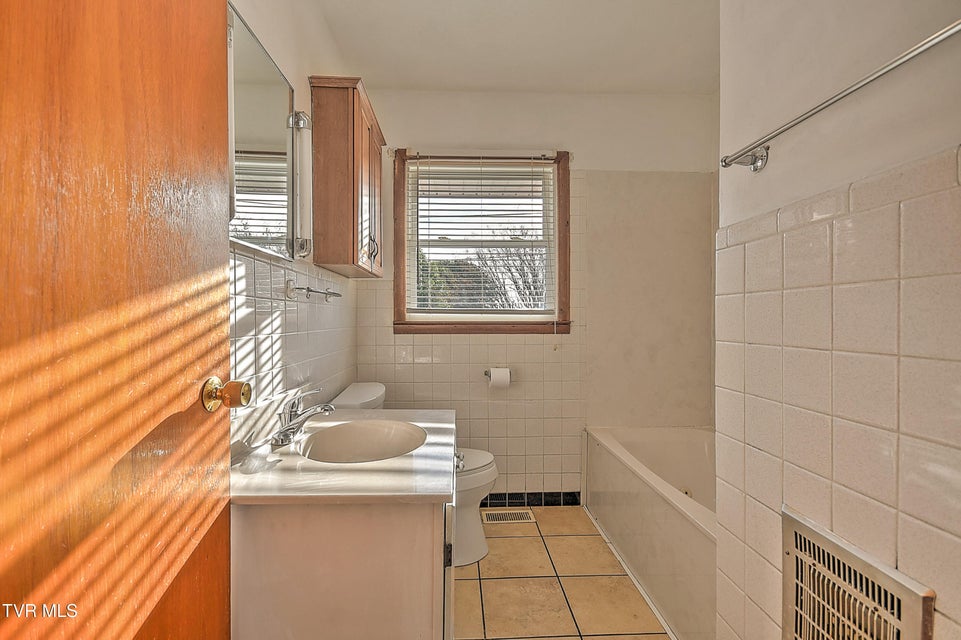 Photo #21: 133 Fairfax Road