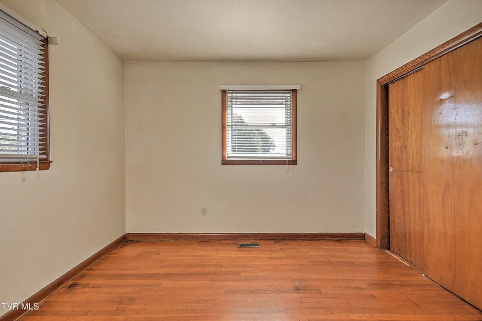 Photo #23: 133 Fairfax Road