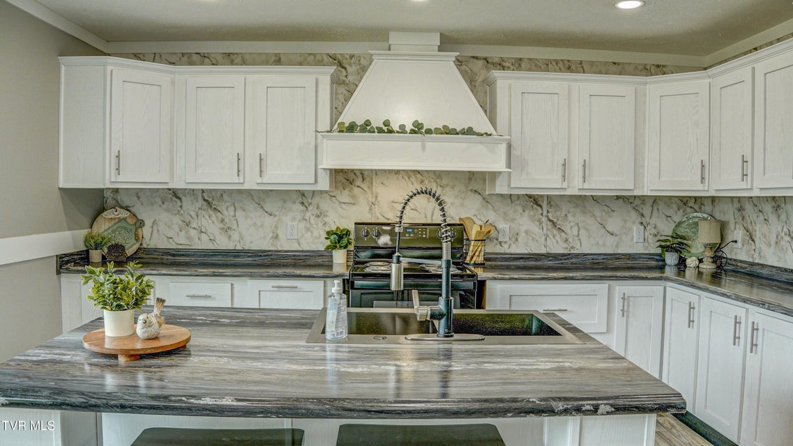 Photo #13: 850 Meadow View Road