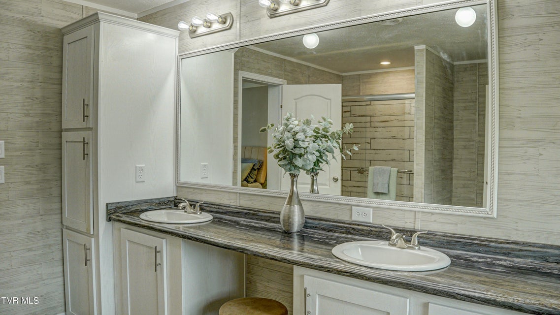 Photo #26: 850 Meadow View Road