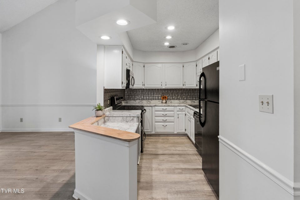 Photo #13: 400 Sunset Drive