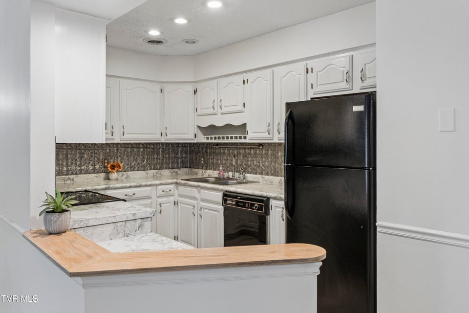 Photo #14: 400 Sunset Drive