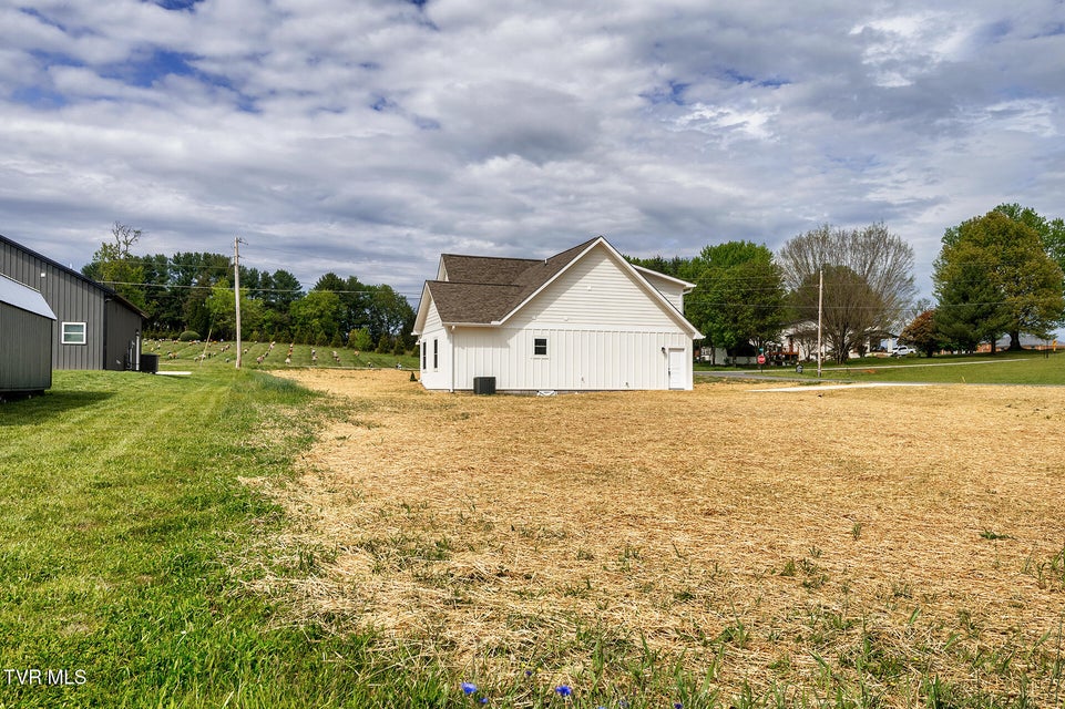 Photo #35: 50 Emperor Lane