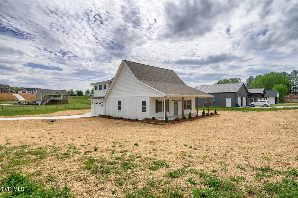 Photo #33: 50 Emperor Lane