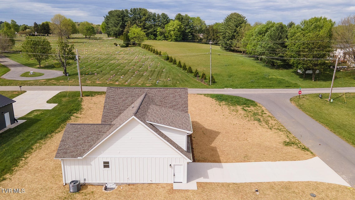 Photo #37: 50 Emperor Lane