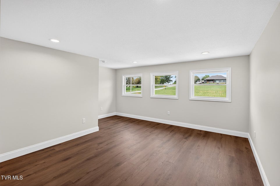 Photo #25: 50 Emperor Lane