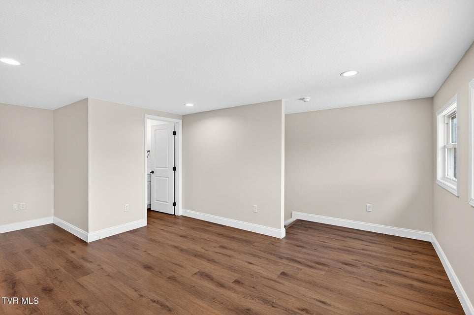 Photo #26: 50 Emperor Lane