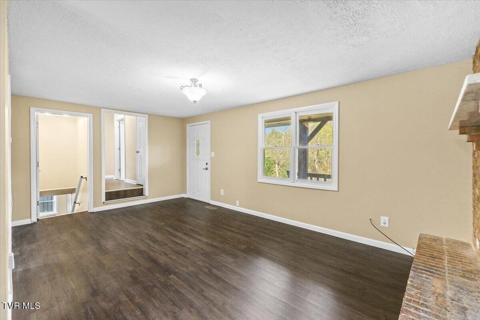 Photo #33: 161 Massey Street