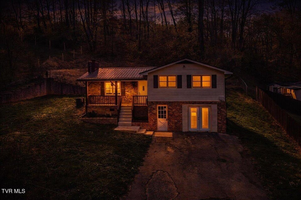 Photo #11: 161 Massey Street