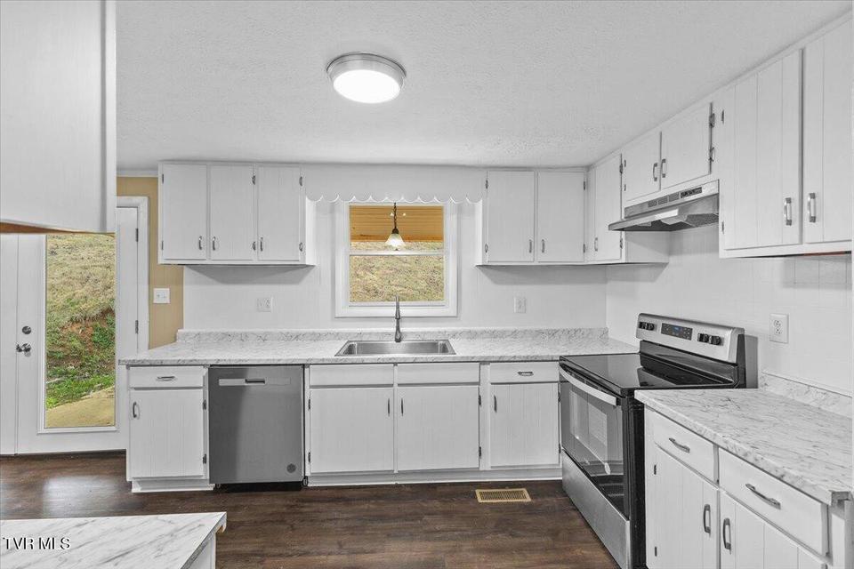 Photo #16: 161 Massey Street