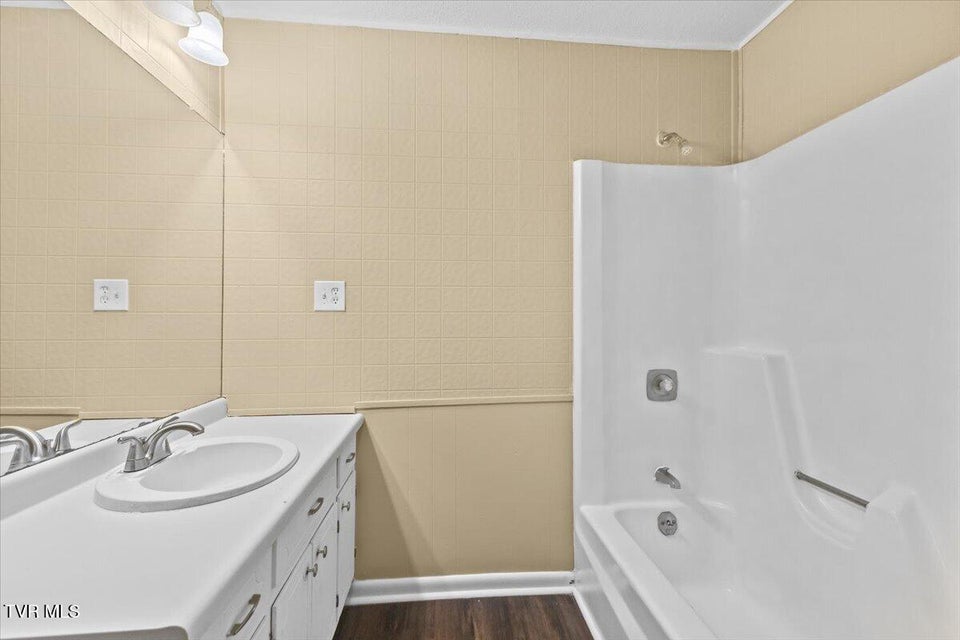 Photo #29: 161 Massey Street