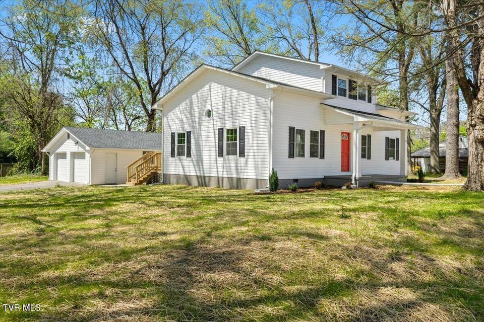 Photo #4: 701 Hemlock Street