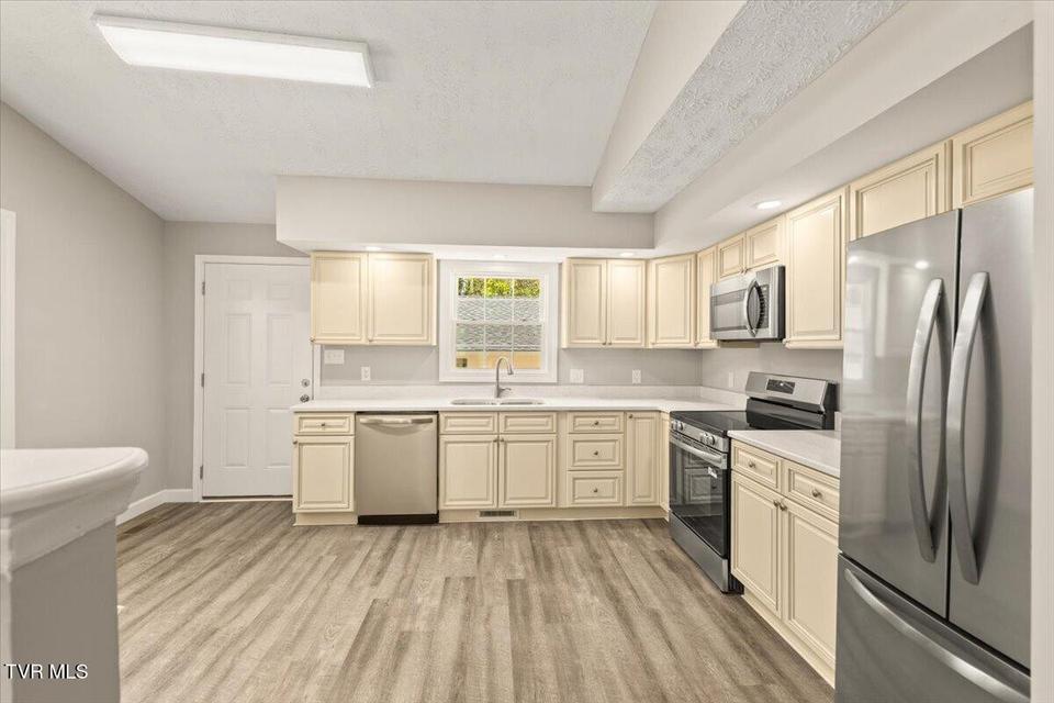 Photo #17: 701 Hemlock Street