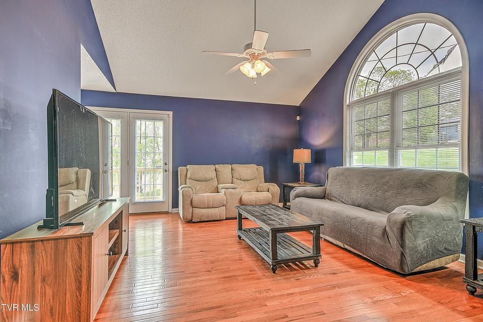 Photo #4: 245 Leonard Street