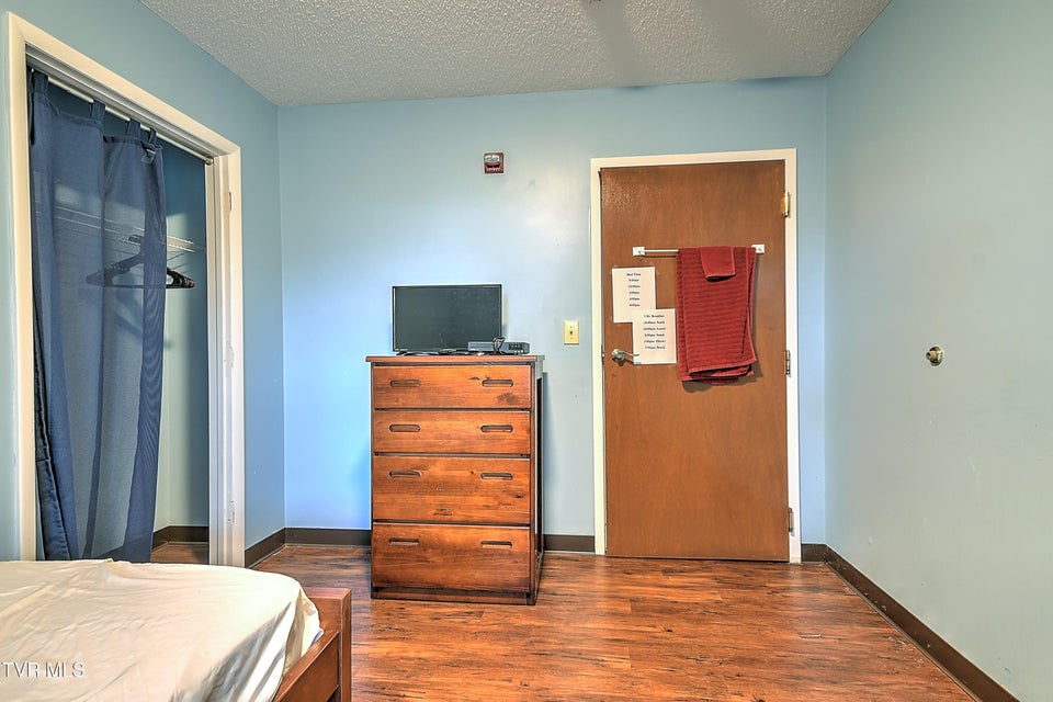 Photo #31: 1800 Mountain View Avenue