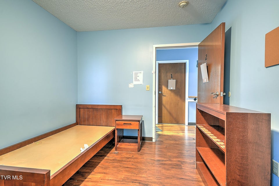 Photo #33: 1800 Mountain View Avenue