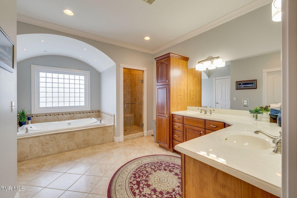 Photo #37: 1 Honeysuckle Court