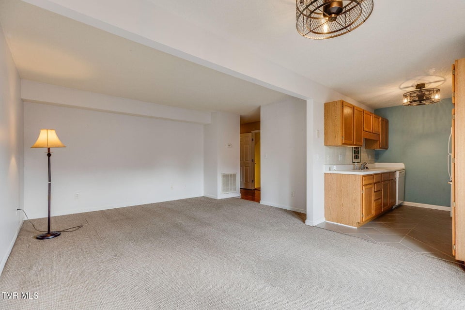 Photo #7: 206 Cambridgeshire Court